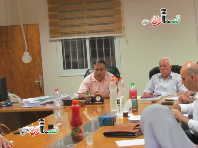 رئيس البلدية عادل بدير والأستاذ طارق ابو حجلة يجتمعون بمدراء المدارس 